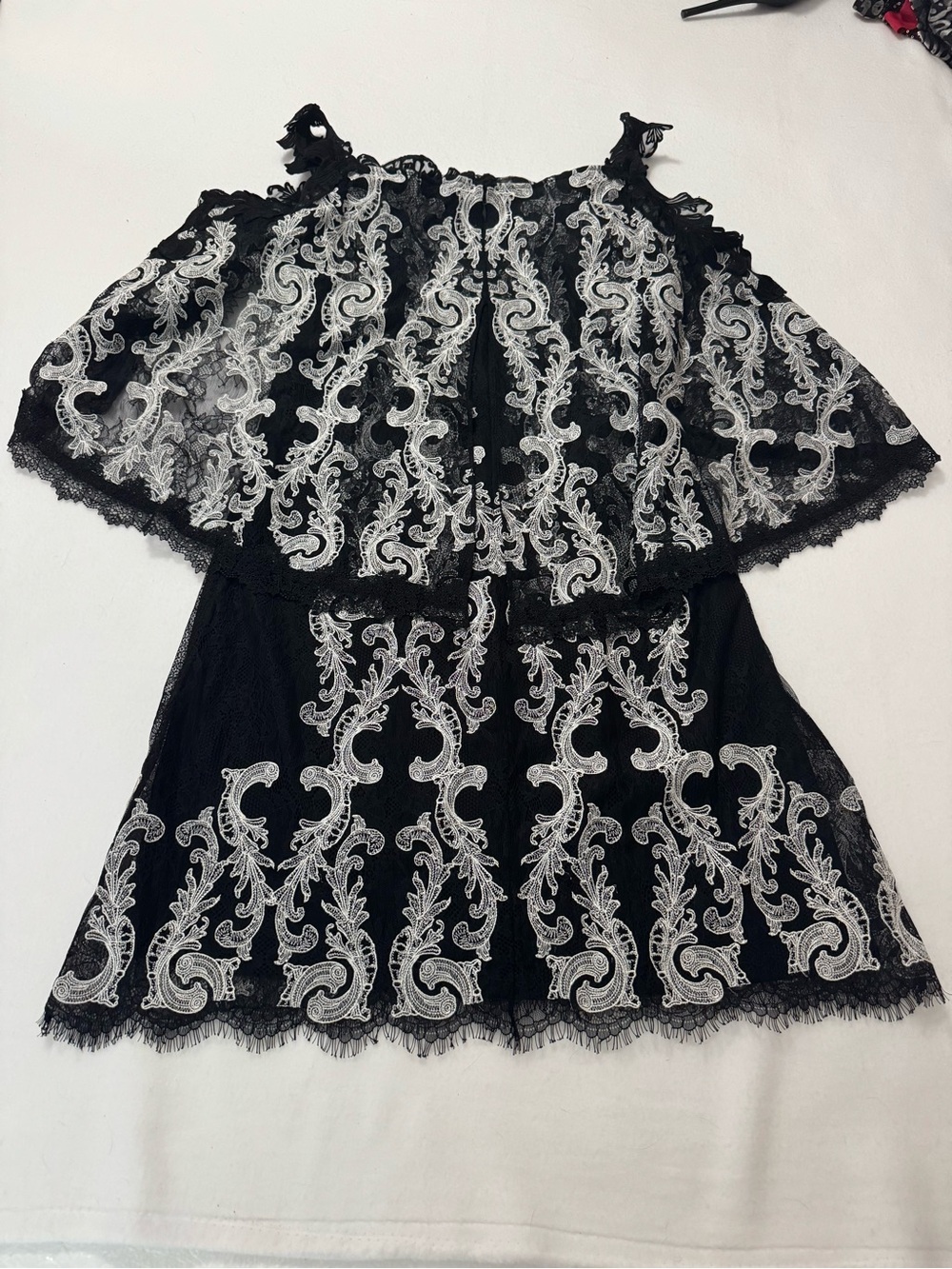 Kobi Halperin Black and White Cold-Shoulder Lace Shift Dress Sz 8 - Picture 7 of 11